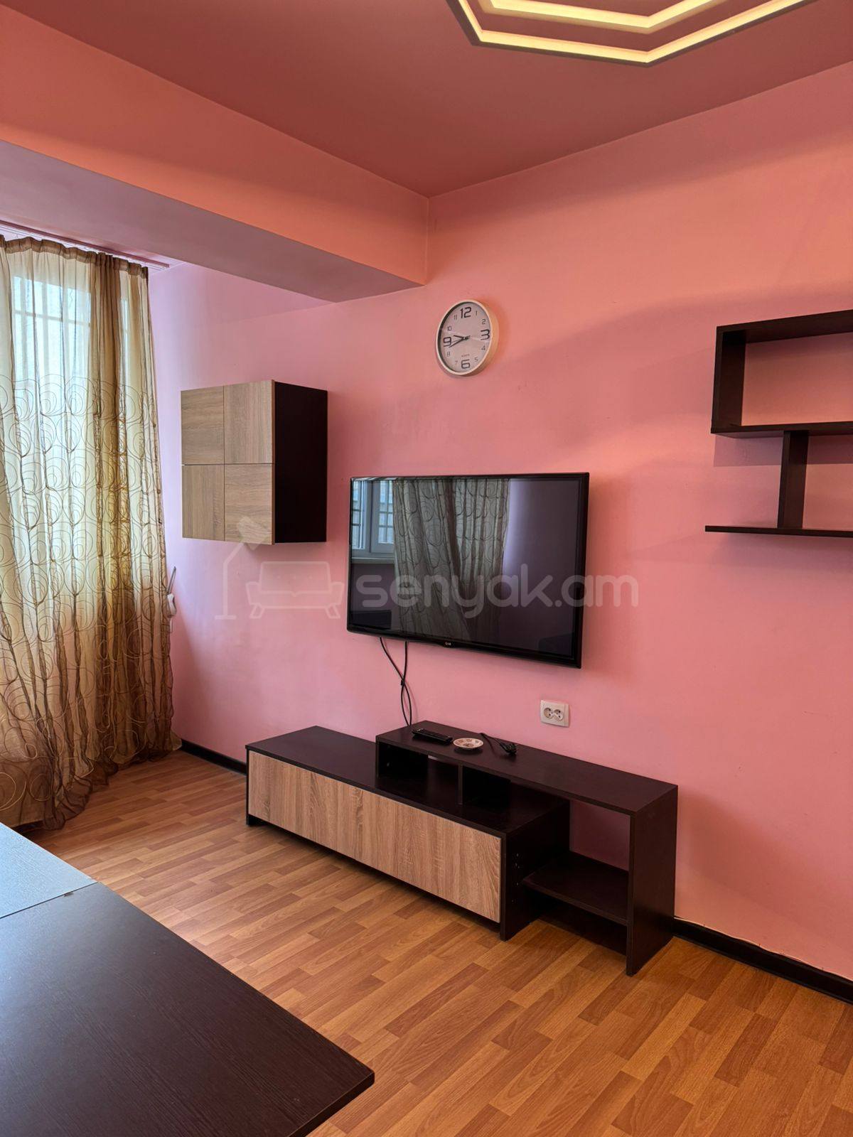 1 Սենյականոց Բնակարան Քարե Շենքում, 42քմ, 1/5 հարկ, Նորմալ Վիճակում, Կահավորված