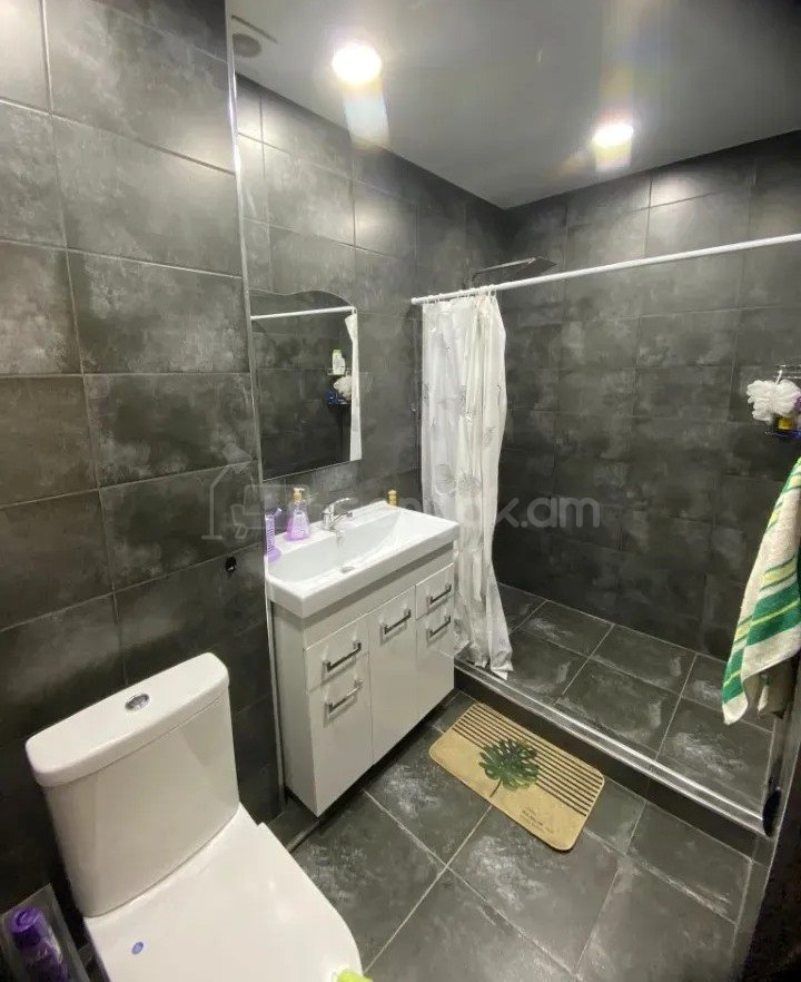 3 Սենյականոց Բնակարան Քարե Շենքում, 68քմ, 4/5 հարկ, Դիզայներական Վերանորոգված