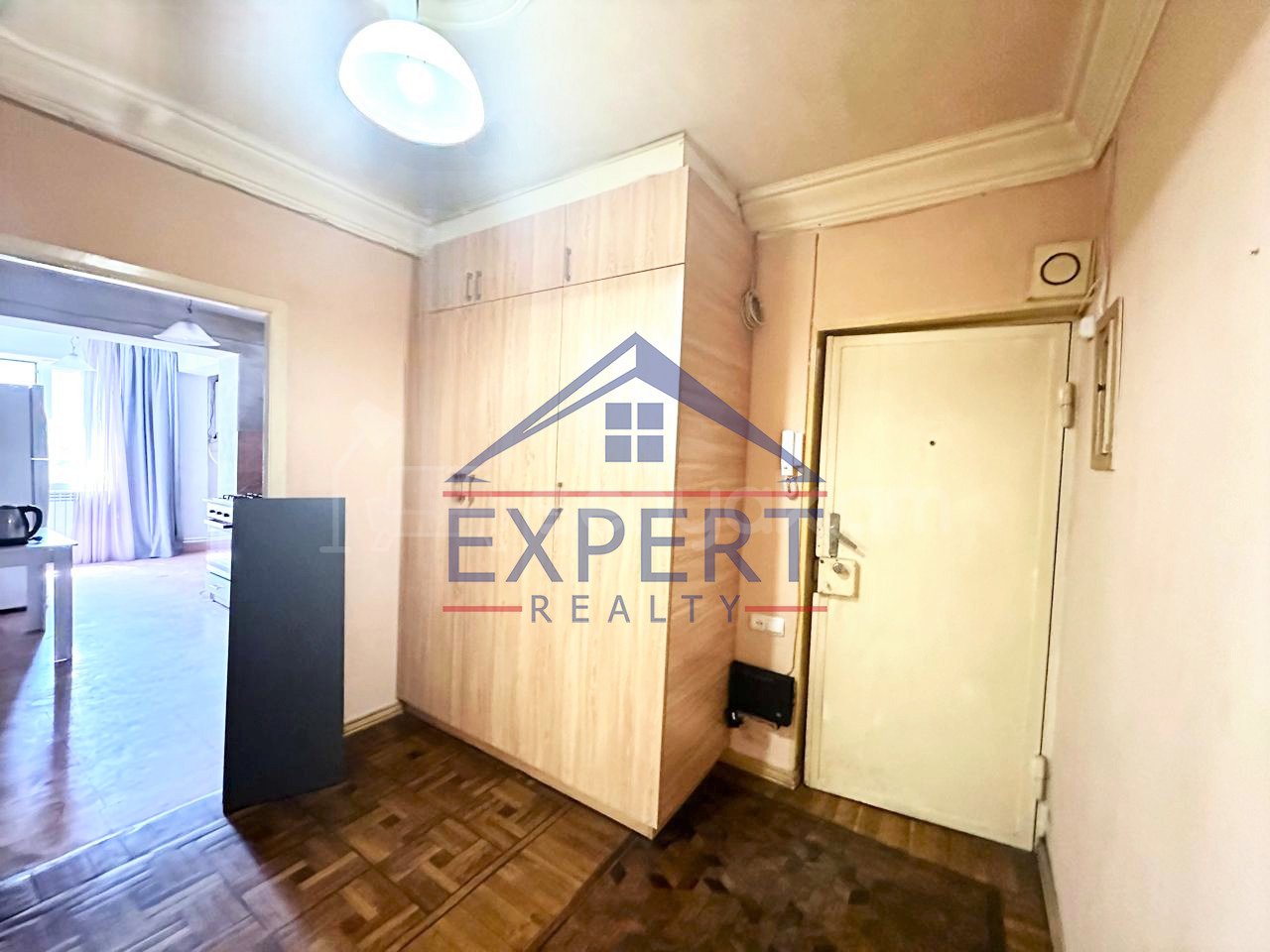 3 Սենյականոց Բնակարան Քարե Շենքում, 95քմ, 3/5 հարկ, Նորմալ Վիճակում, Կահավորված