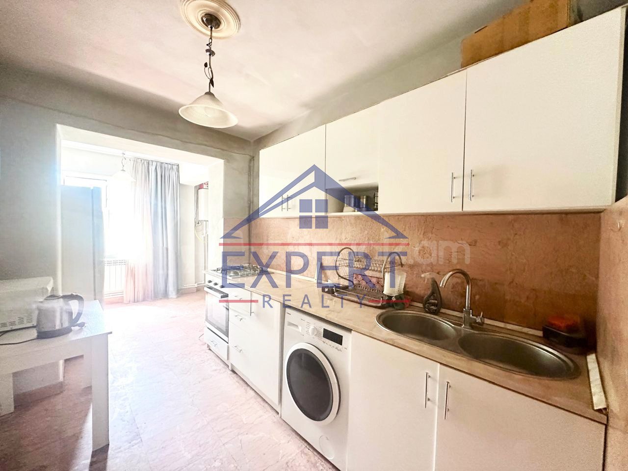 3 Սենյականոց Բնակարան Քարե Շենքում, 95քմ, 3/5 հարկ, Նորմալ Վիճակում, Կահավորված