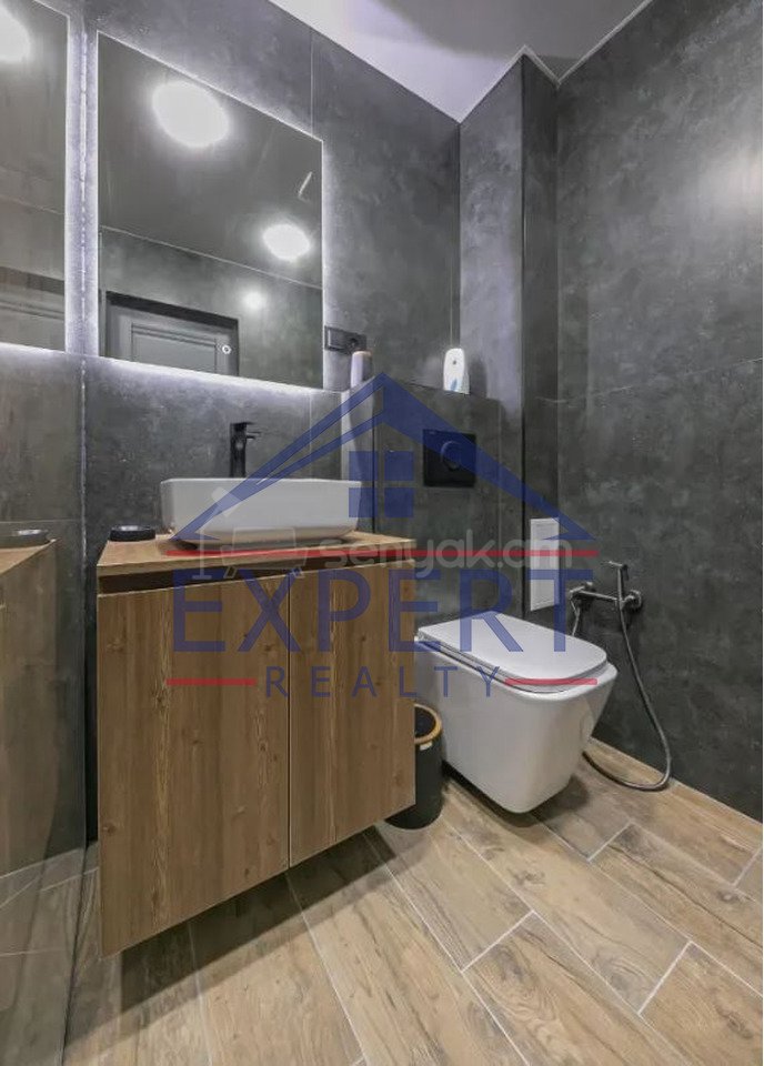 2 Սենյականոց Բնակարան Քարե Շենքում, 57քմ, 3/5 հարկ, Դիզայներական Վերանորոգված