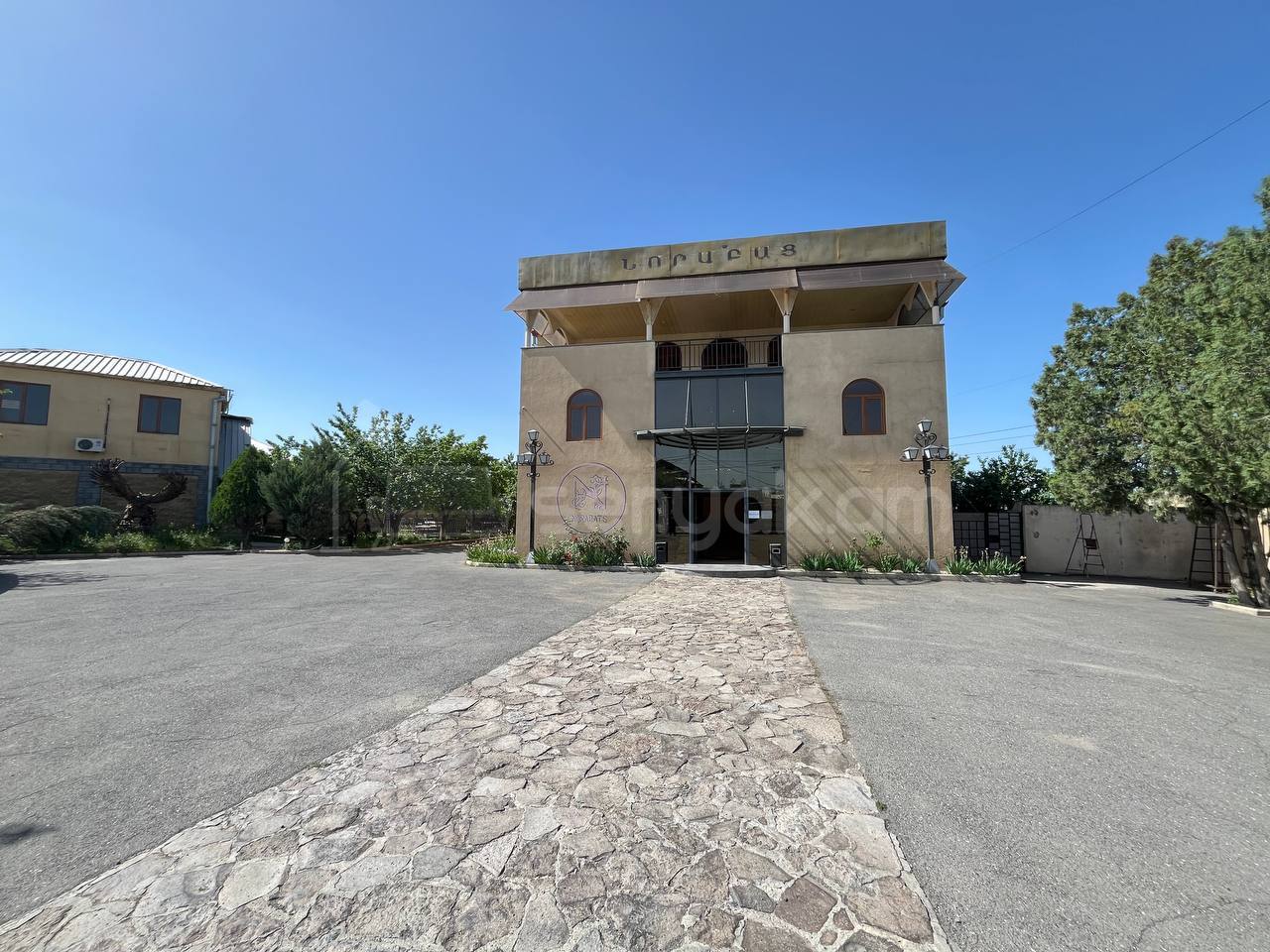 Շենք-Շինություն, 2000քմ, Կապիտալ Վերանորոգված