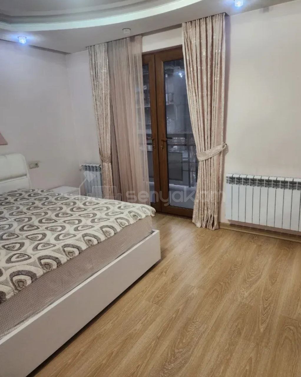 4 Սենյականոց Բնակարան Քարե Շենքում, 140քմ, 4/5 հարկ, Կապիտալ Վերանորոգված, Կահավորված, Արևկող