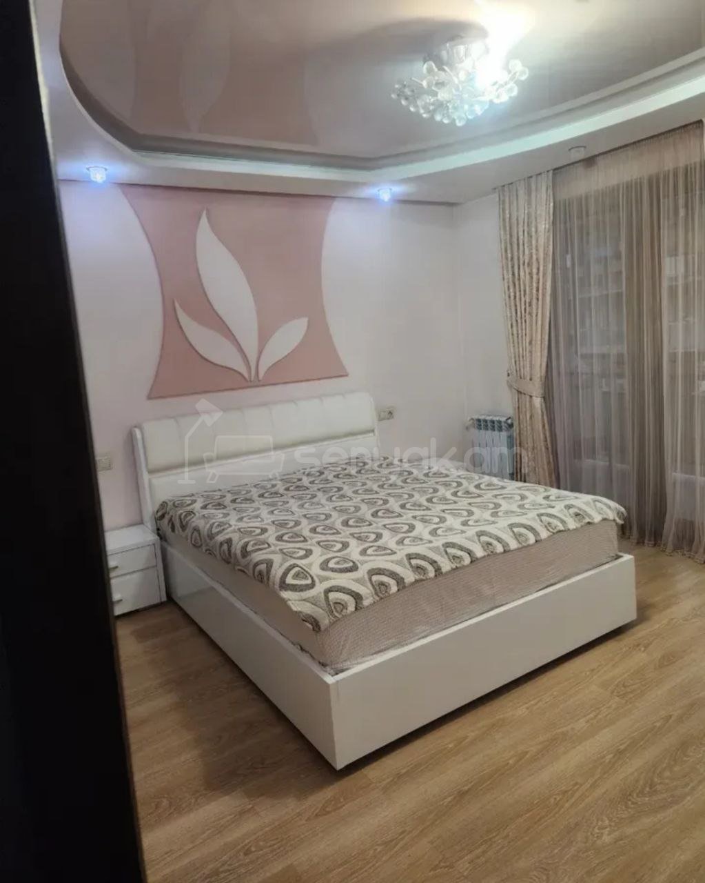 4 Սենյականոց Բնակարան Քարե Շենքում, 140քմ, 4/5 հարկ, Կապիտալ Վերանորոգված, Կահավորված, Արևկող