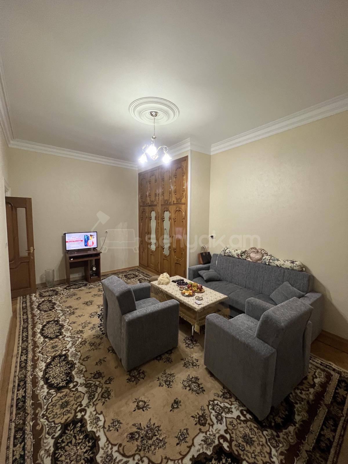 2 Սենյականոց Բնակարան Քարե Շենքում, 70քմ, 3/5 հարկ, Նորմալ Վիճակում, Կահավորված