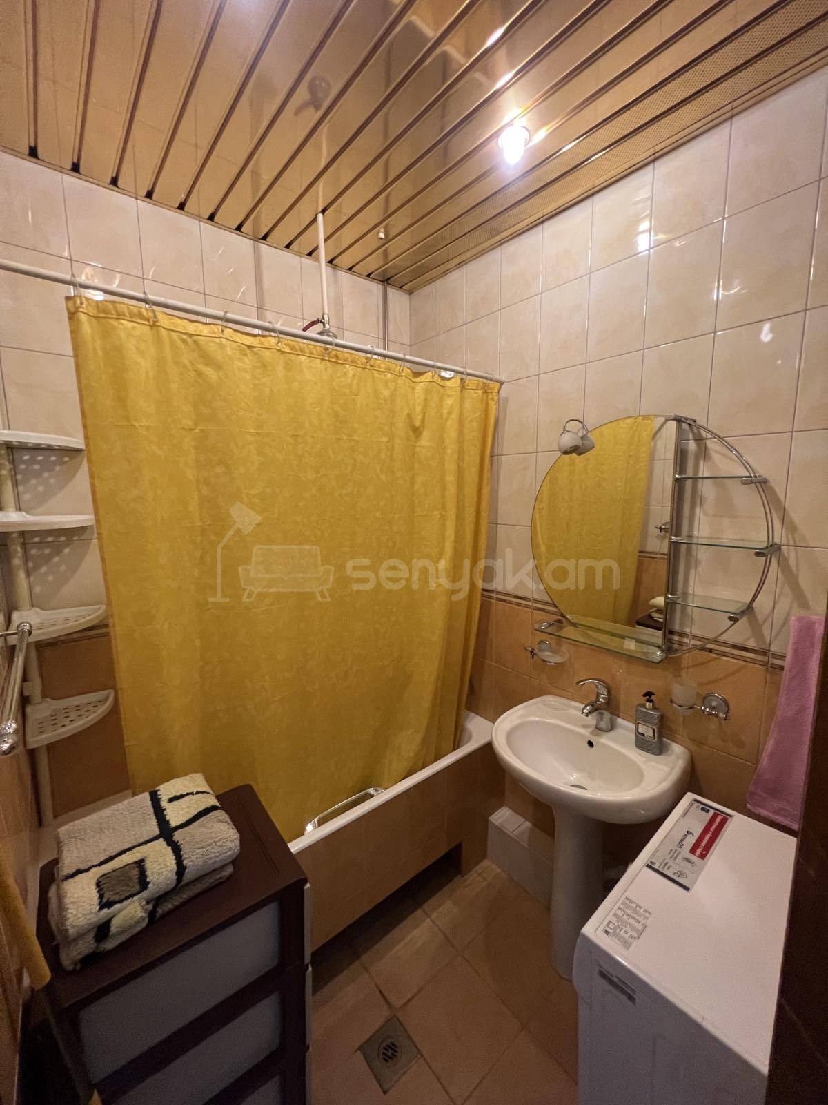 2 Սենյականոց Բնակարան Քարե Շենքում, 70քմ, 3/5 հարկ, Նորմալ Վիճակում, Կահավորված, Արևկող