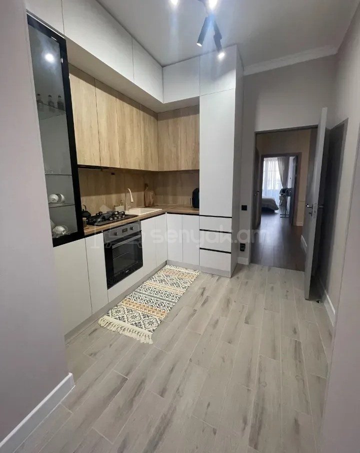 3 Սենյականոց Բնակարան Քարե Շենքում, 73քմ, 5/5 հարկ, Կապիտալ Վերանորոգված