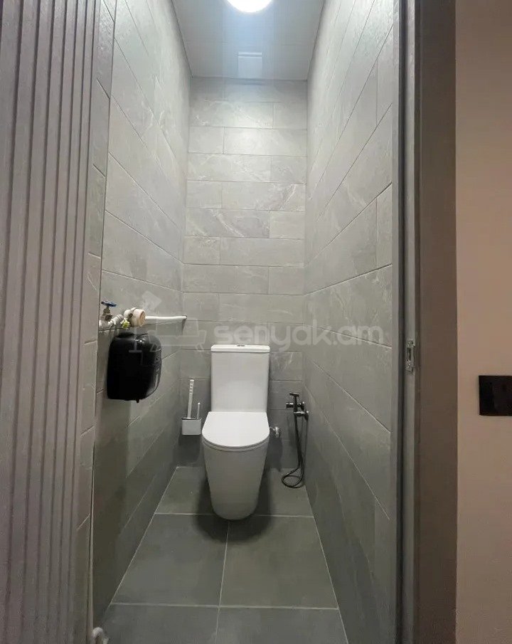3 Սենյականոց Բնակարան Քարե Շենքում, 73քմ, 5/5 հարկ, Կապիտալ Վերանորոգված