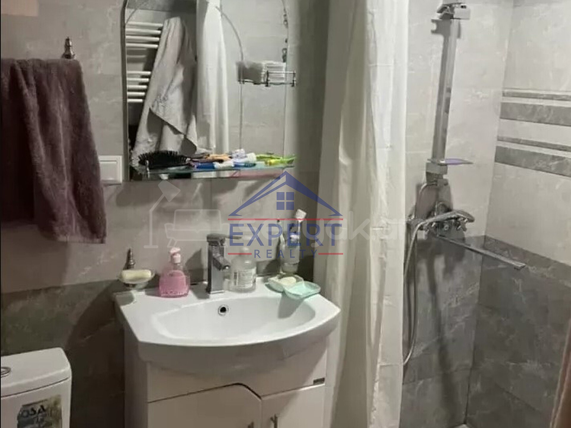 3 Սենյականոց Բնակարան Քարե Շենքում, 76քմ, 5/5 հարկ, Կապիտալ Վերանորոգված