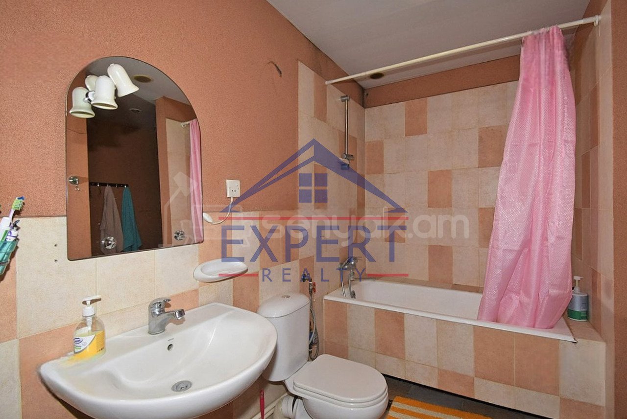 3 Սենյականոց Բնակարան Քարե Շենքում, 74քմ, 2/4 հարկ, Կոսմետիկ Վերանորոգված