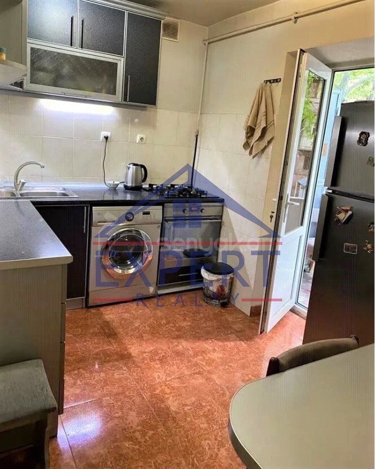 3 Սենյականոց Բնակարան Քարե Շենքում, 67քմ, 2/5 հարկ, Նորմալ Վիճակում