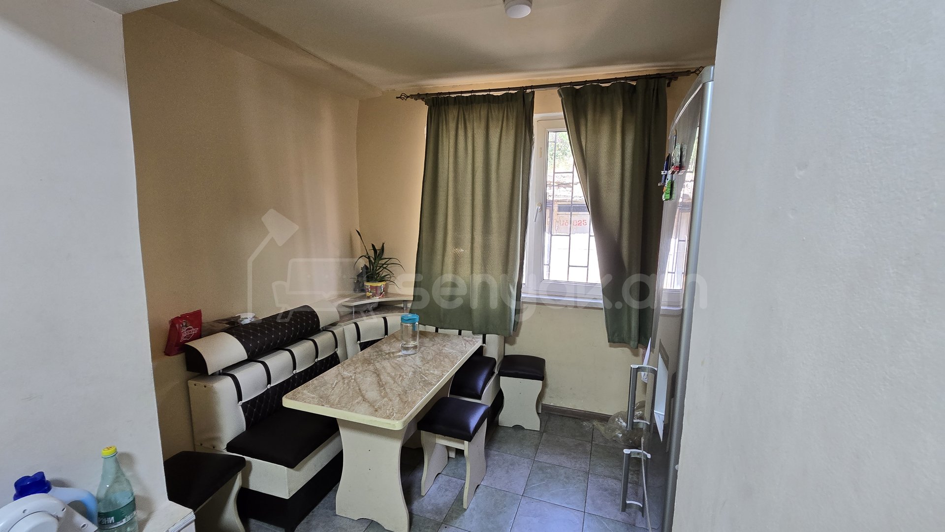 4 Սենյականոց Բնակարան Քարե Շենքում, 85քմ, 1/4 հարկ, Նորմալ Վիճակում