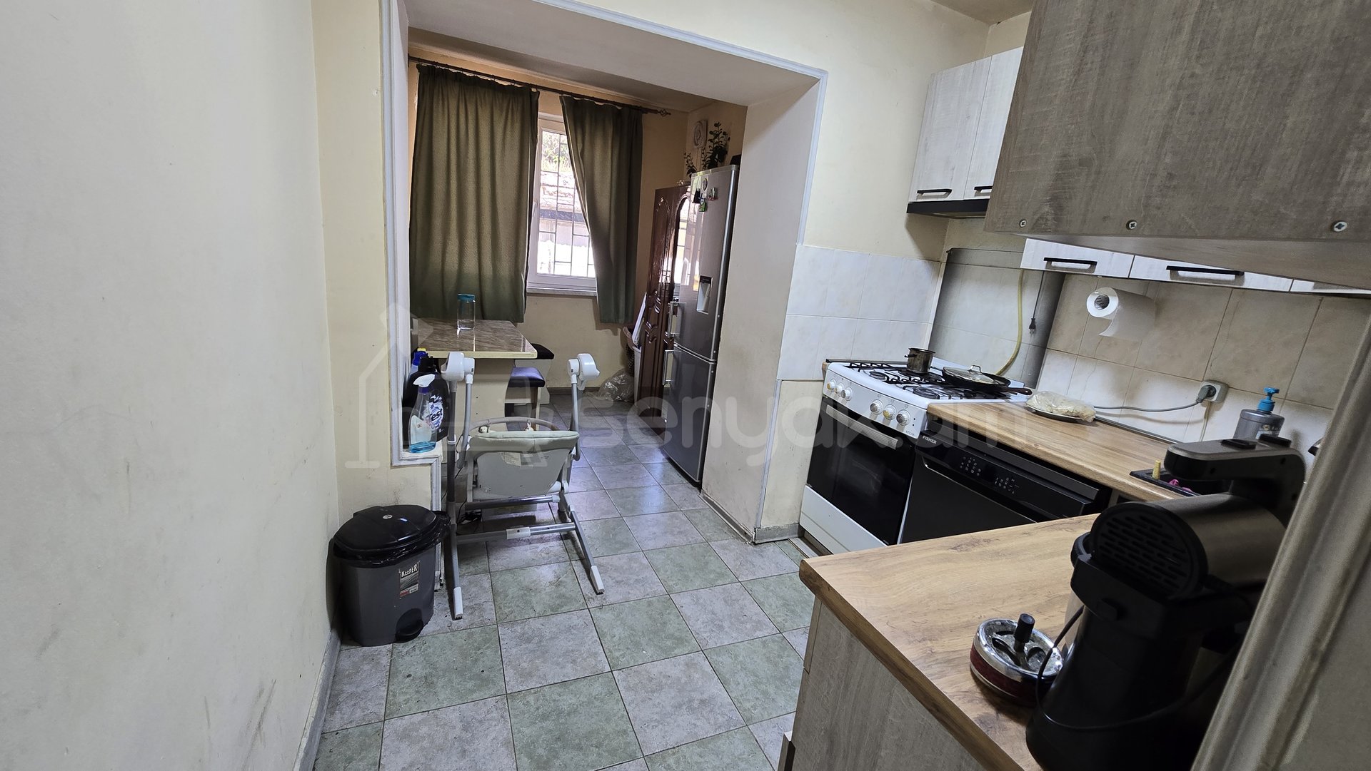 4 Սենյականոց Բնակարան Քարե Շենքում, 85քմ, 1/4 հարկ, Նորմալ Վիճակում