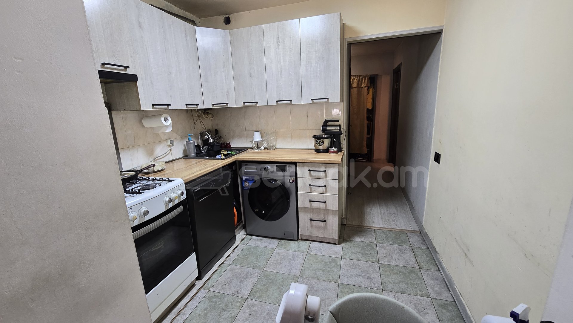 4 Սենյականոց Բնակարան Քարե Շենքում, 85քմ, 1/4 հարկ, Նորմալ Վիճակում