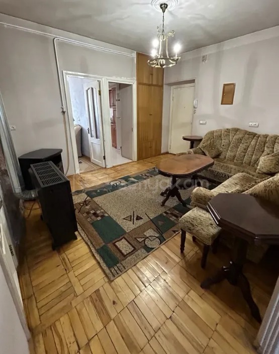3 Սենյականոց Բնակարան Քարե Շենքում, 90քմ, 5/5 հարկ, Նորմալ Վիճակում, Կահավորված, Արևկող
