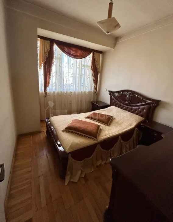 3 Սենյականոց Բնակարան Քարե Շենքում, 90քմ, 5/5 հարկ, Նորմալ Վիճակում, Կահավորված, Արևկող