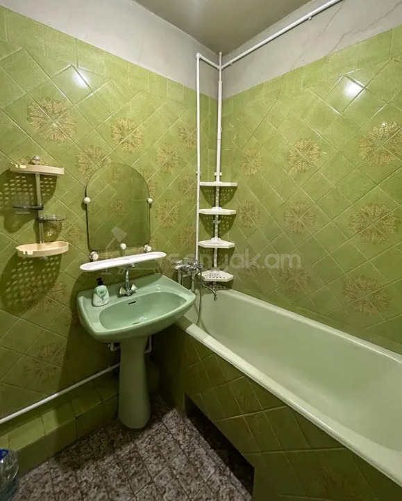 3 Սենյականոց Բնակարան Քարե Շենքում, 90քմ, 5/5 հարկ, Նորմալ Վիճակում, Կահավորված, Արևկող