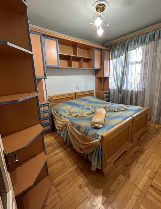 3 Սենյականոց Բնակարան Քարե Շենքում, 90քմ, 5/5 հարկ, Նորմալ Վիճակում, Կահավորված, Արևկող