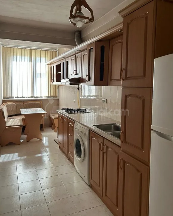 3 Սենյականոց Բնակարան Քարե Շենքում, 90քմ, 5/5 հարկ, Նորմալ Վիճակում, Կահավորված, Արևկող
