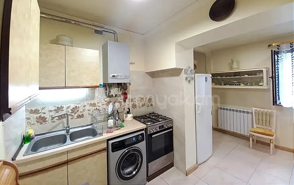 3 Սենյականոց Բնակարան Քարե Շենքում, 75քմ, 5/5 հարկ, Կապիտալ Վերանորոգված