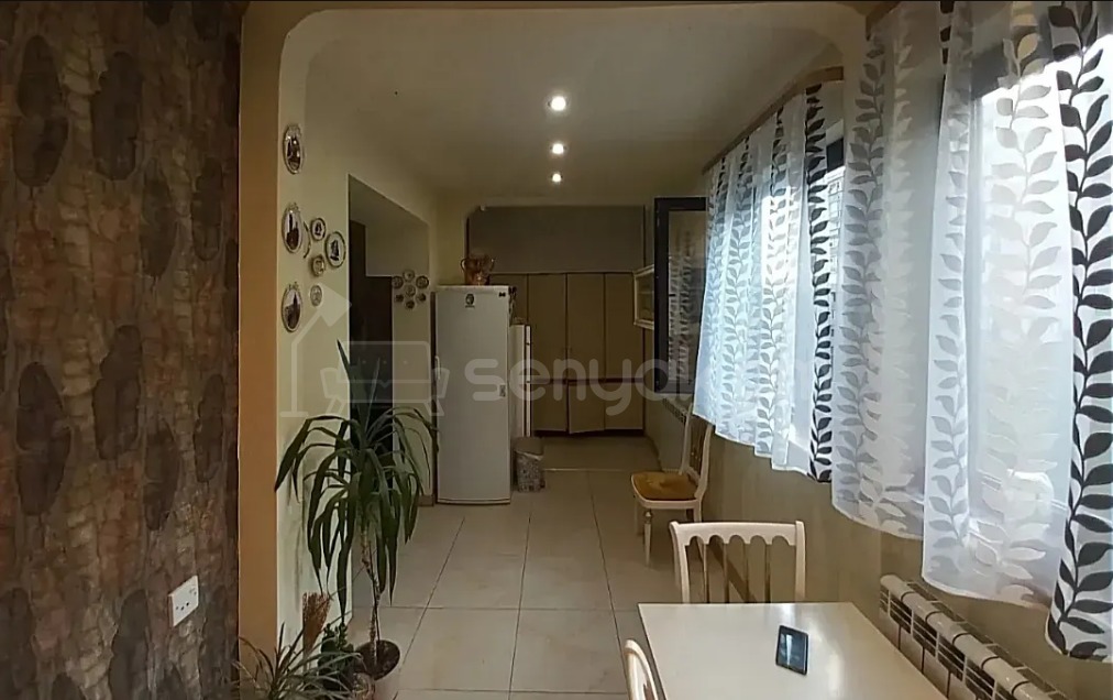 3 Սենյականոց Բնակարան Քարե Շենքում, 75քմ, 5/5 հարկ, Կապիտալ Վերանորոգված