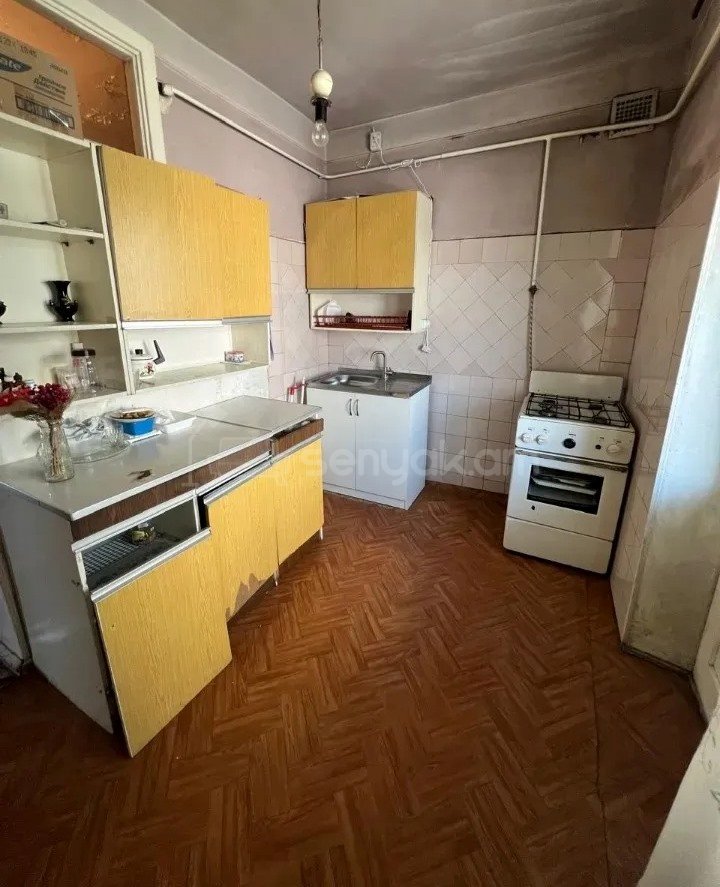 2 Սենյականոց Բնակարան Քարե Շենքում, 57քմ, 5/5 հարկ, Պետական Վիճակում
