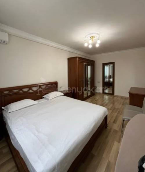 3 Սենյականոց Բնակարան Քարե Շենքում, 100քմ, 2/7 հարկ, Կապիտալ Վերանորոգված, Կահավորված, Արևկող