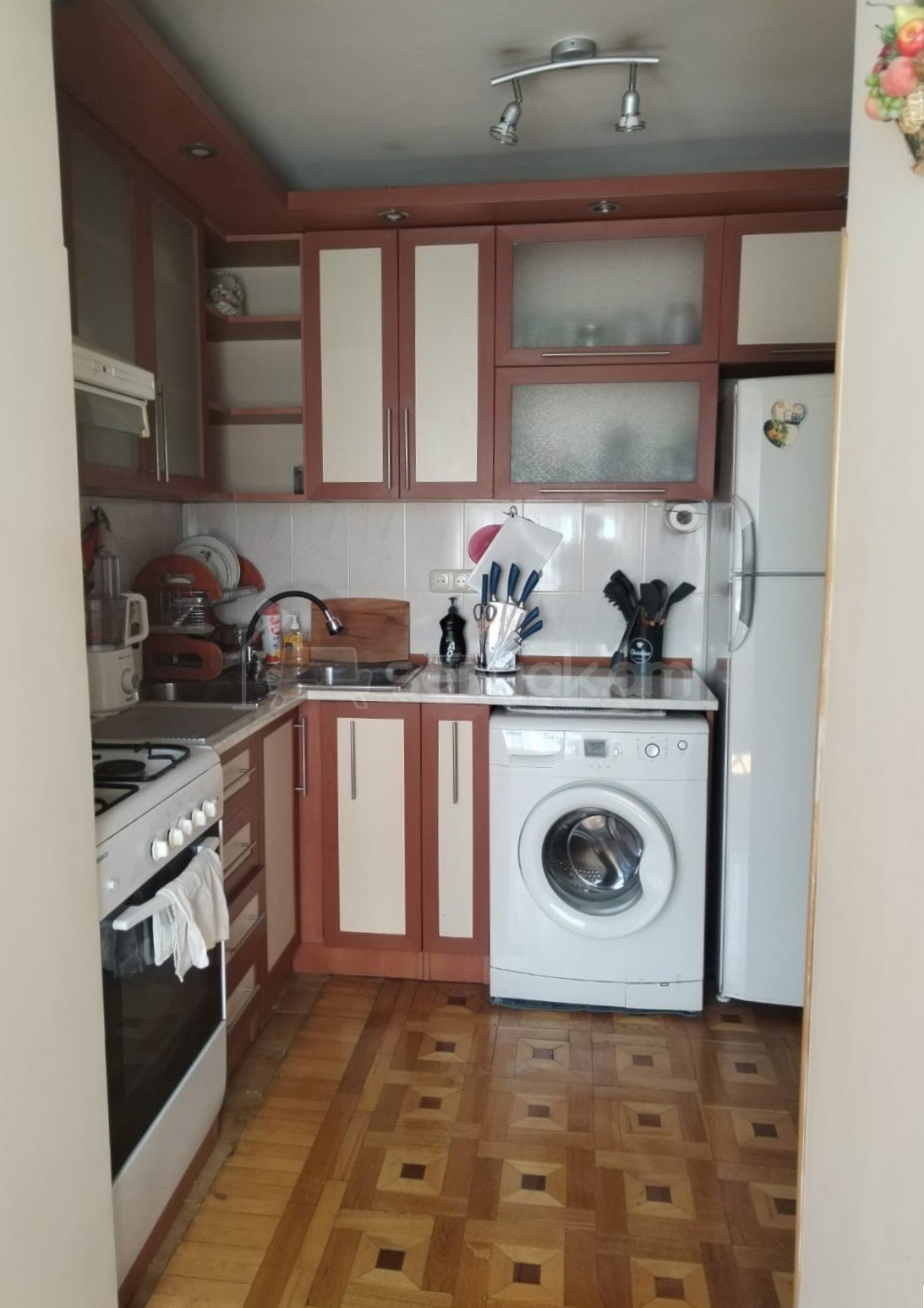 3 Սենյականոց Բնակարան Քարե Շենքում, 60քմ, 2/5 հարկ, Կոսմետիկ Վերանորոգված, Կահավորված
