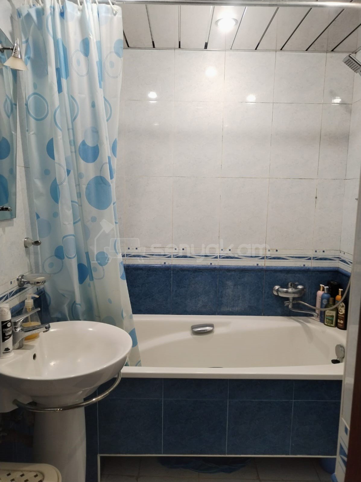 3 Սենյականոց Բնակարան Քարե Շենքում, 60քմ, 2/5 հարկ, Կոսմետիկ Վերանորոգված, Կահավորված