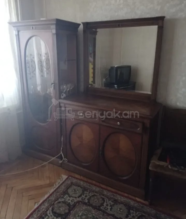 1 Սենյականոց Բնակարան Քարե Շենքում, 42քմ, 3/5 հարկ, Նորմալ Վիճակում, Կահավորված, Արևկող