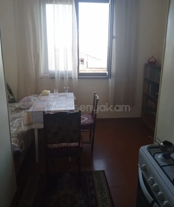 1 Սենյականոց Բնակարան Քարե Շենքում, 42քմ, 3/5 հարկ, Նորմալ Վիճակում, Կահավորված, Արևկող