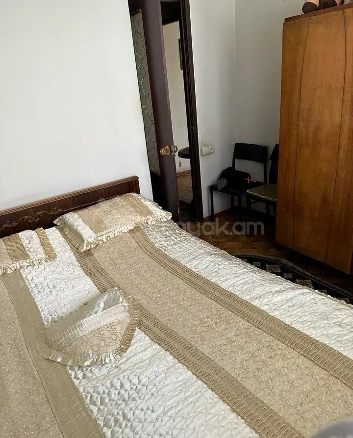 4 Սենյականոց Բնակարան Քարե Շենքում, 110քմ, 3/7 հարկ, Կապիտալ Վերանորոգված