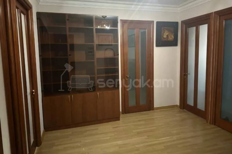 3 Սենյականոց Բնակարան Քարե Շենքում, 80քմ, 4/5 հարկ, Կապիտալ Վերանորոգված, Կահավորված, Արևկող