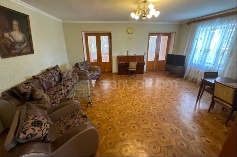 4 Սենյականոց Բնակարան Քարե Շենքում, 120քմ, 2/5 հարկ, Կոսմետիկ Վերանորոգված, Կահավորված, Արևկող
