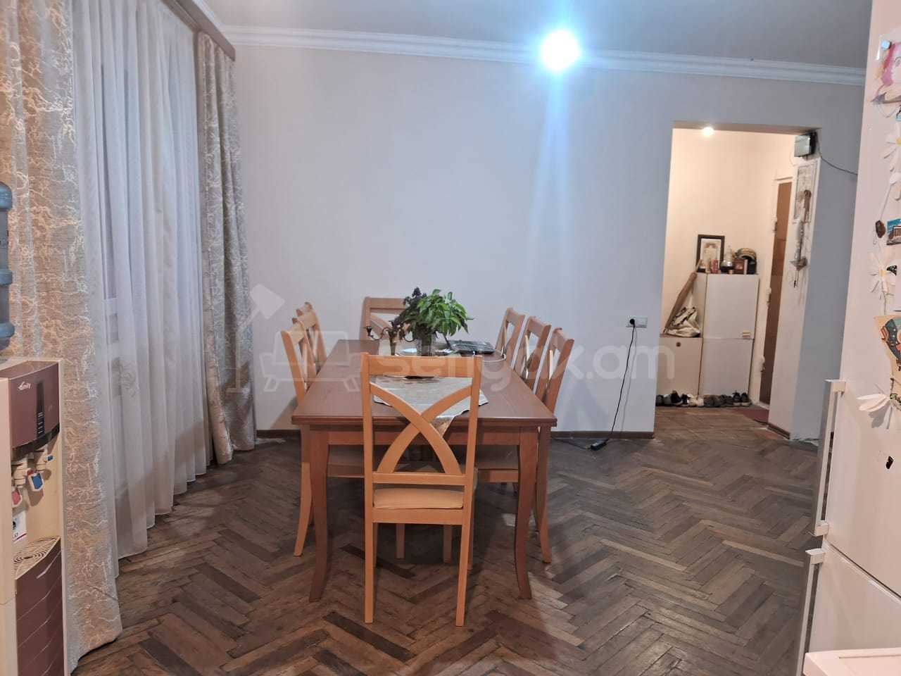 5 Սենյականոց Բնակարան Քարե Շենքում, 109քմ, 1/5 հարկ, Նորմալ Վիճակում
