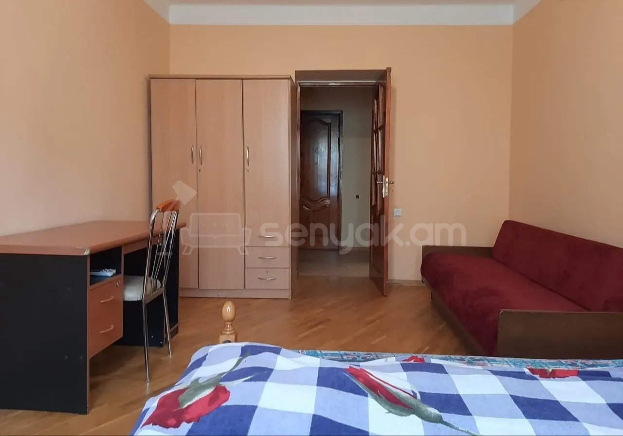 3 Սենյականոց Բնակարան Քարե Շենքում, 76քմ, 4/5 հարկ, Կապիտալ Վերանորոգված, Կահավորված