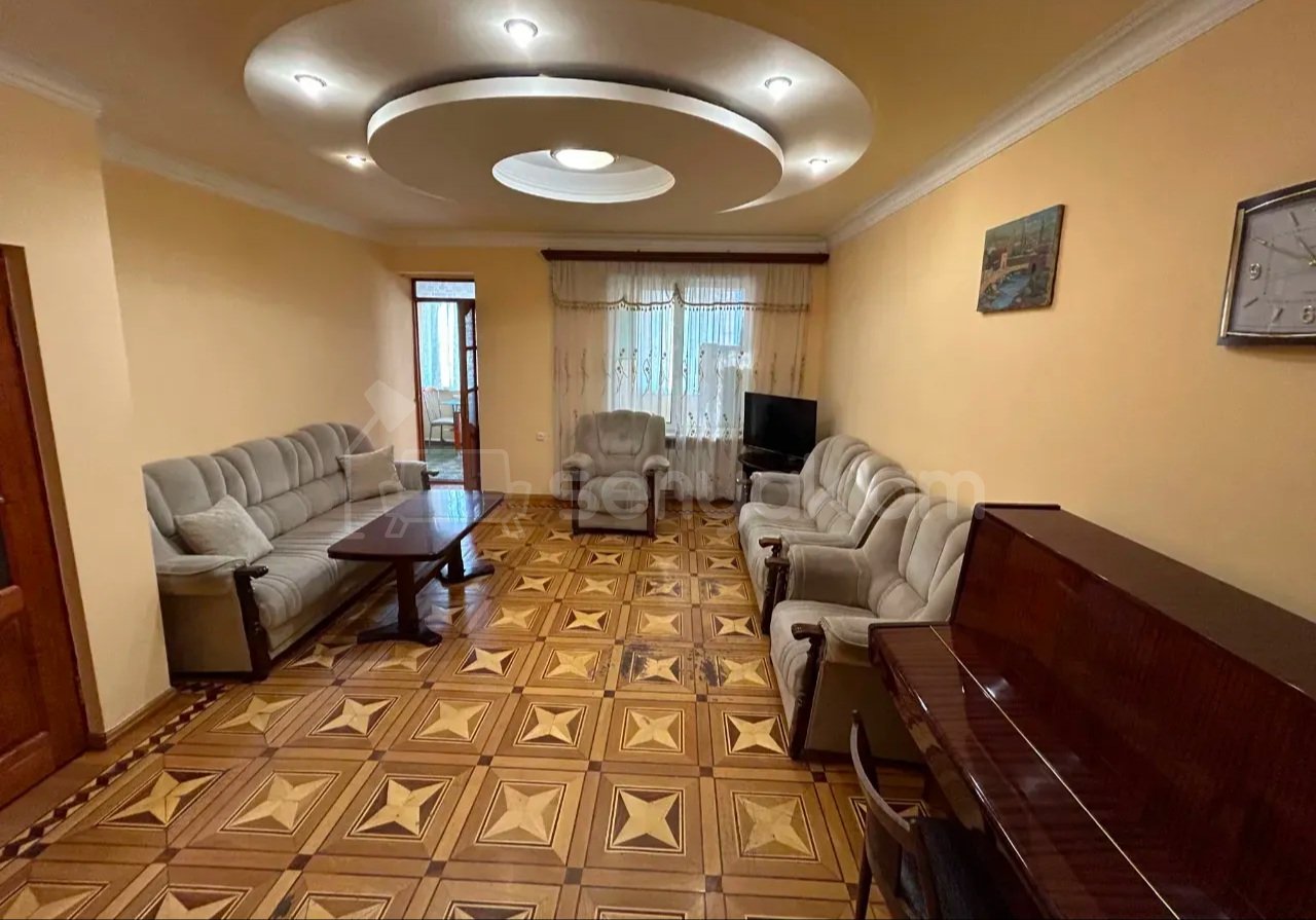 3 Սենյականոց Բնակարան Քարե Շենքում, 76քմ, 4/5 հարկ, Կապիտալ Վերանորոգված, Կահավորված