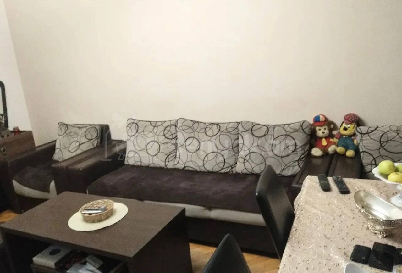 3 Սենյականոց Բնակարան Քարե Շենքում, 77քմ, 4/5 հարկ, Կապիտալ Վերանորոգված