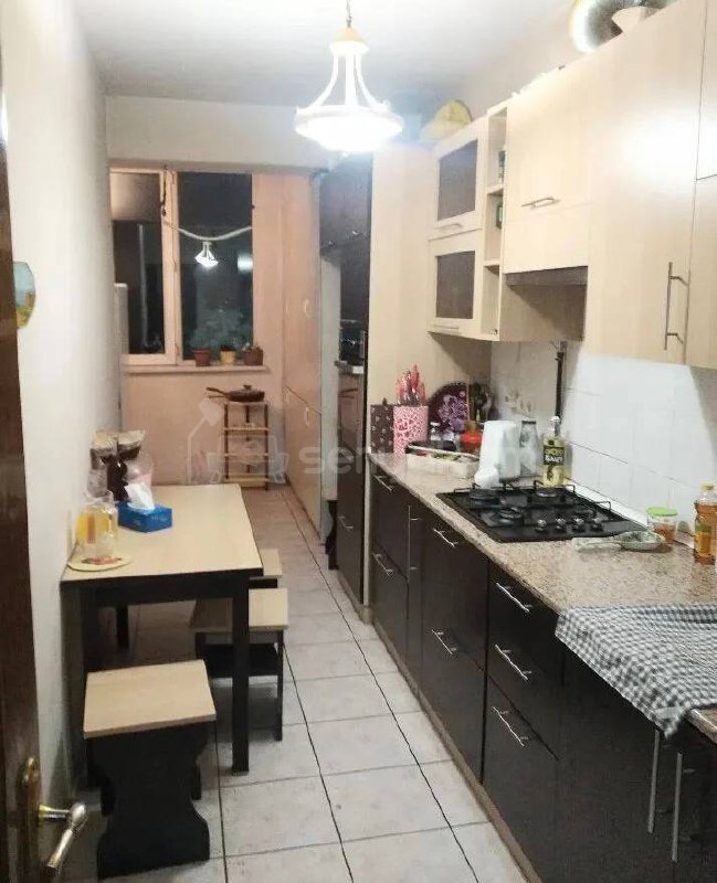 3 Սենյականոց Բնակարան Քարե Շենքում, 77քմ, 4/5 հարկ, Կապիտալ Վերանորոգված