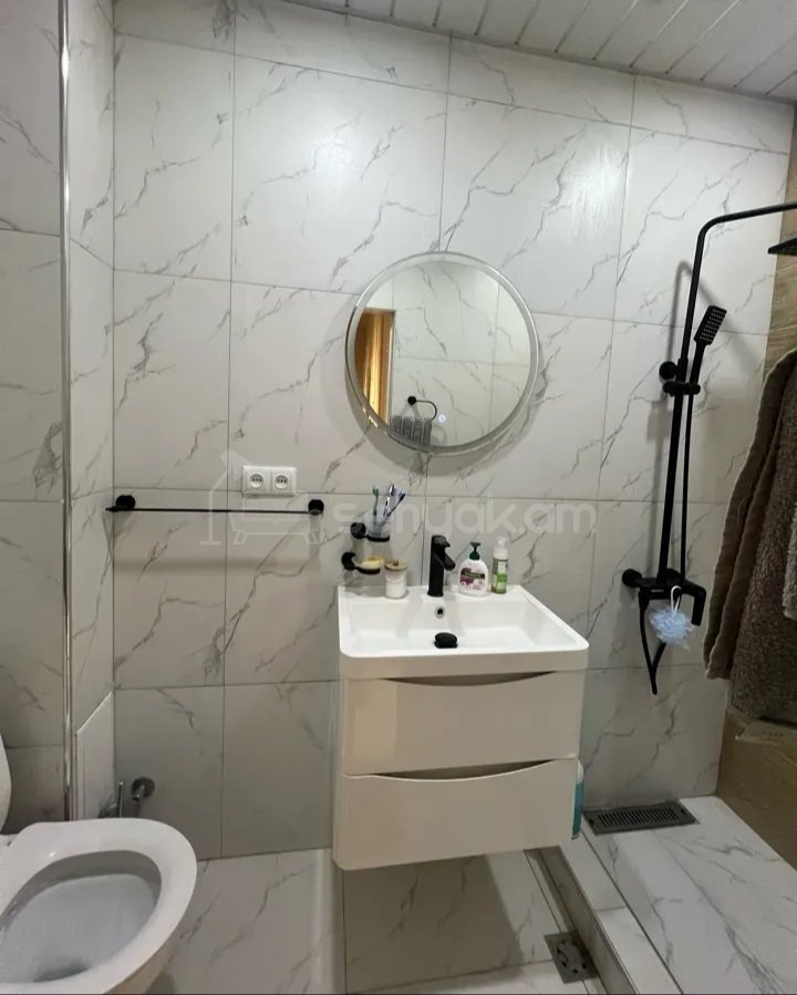 3 Սենյականոց Բնակարան Քարե Շենքում, 63քմ, 1/3 հարկ, Դիզայներական Վերանորոգված
