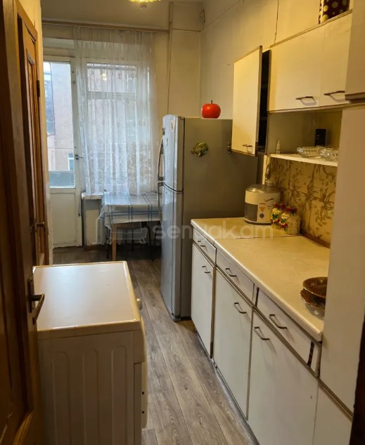 3 Սենյականոց Բնակարան Քարե Շենքում, 77քմ, 3/5 հարկ, Պետական Վիճակում