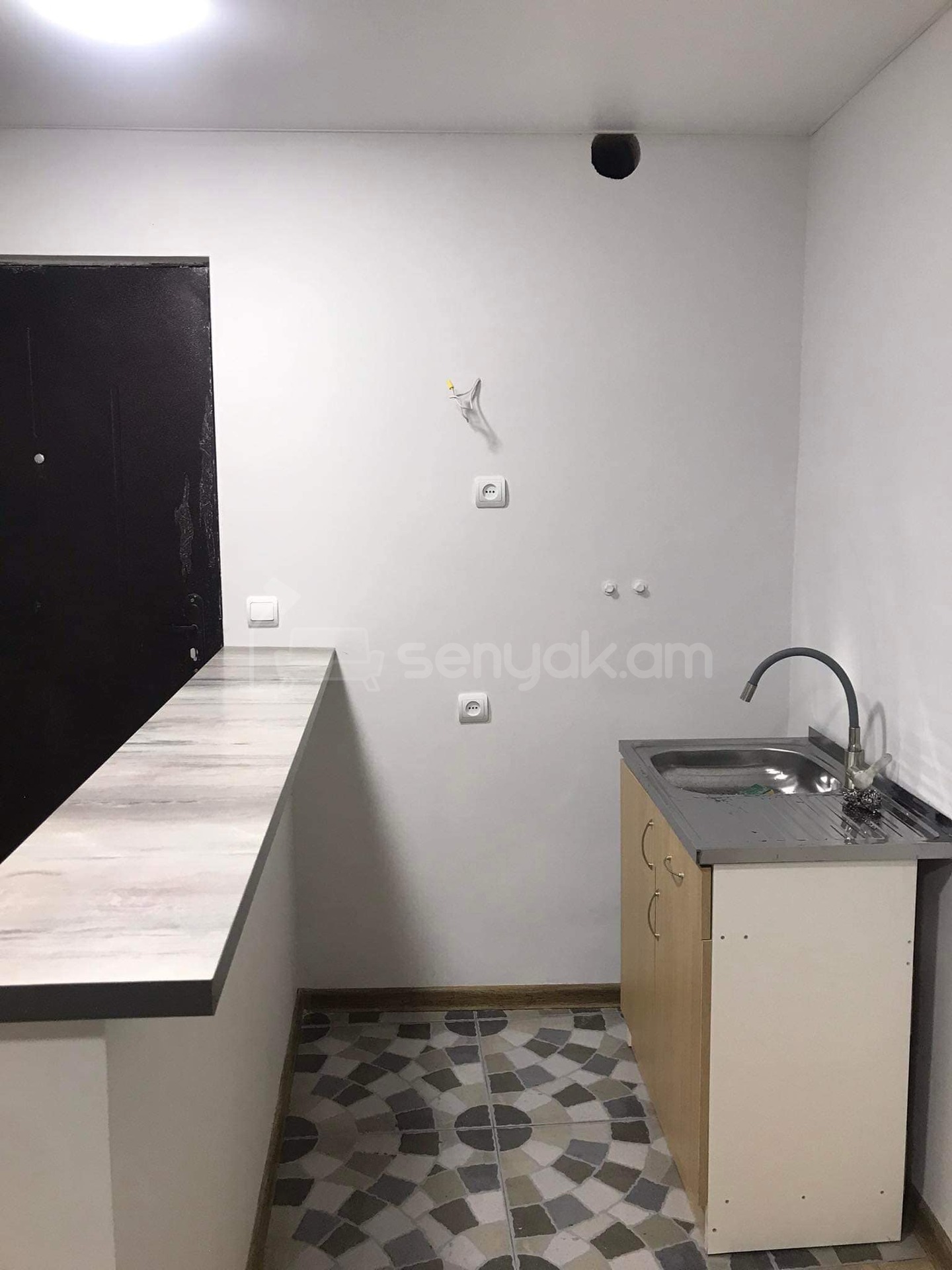 1 Սենյականոց Բնակարան Քարե Շենքում, 30քմ, 1/1 հարկ, Կապիտալ Վերանորոգված, Կահավորված