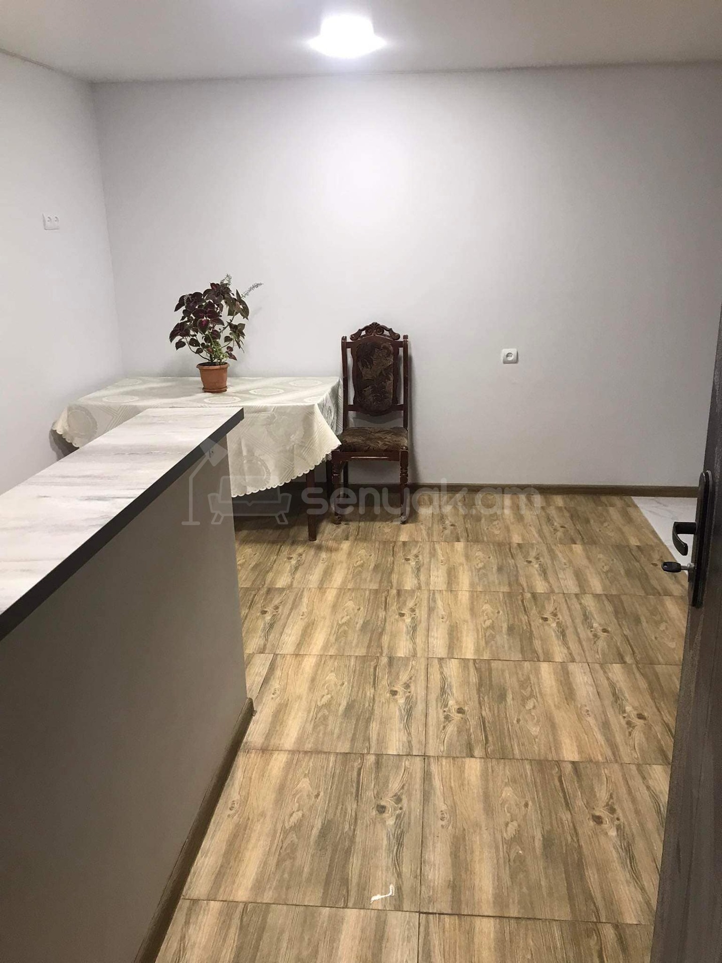 1 Սենյականոց Բնակարան Քարե Շենքում, 30քմ, 1/1 հարկ, Կապիտալ Վերանորոգված, Կահավորված