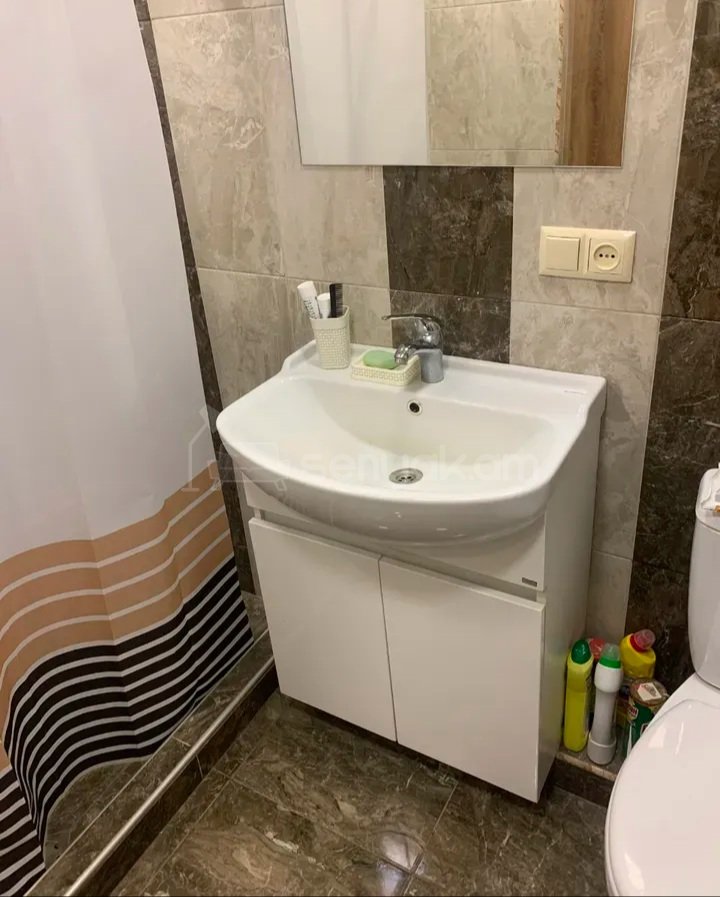 3 Սենյականոց Բնակարան Քարե Շենքում, 52քմ, 3/5 հարկ, Կապիտալ Վերանորոգված, Կահավորված