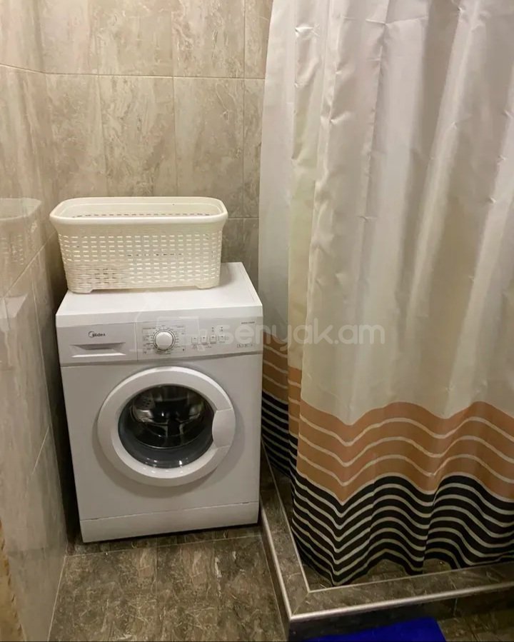 3 Սենյականոց Բնակարան Քարե Շենքում, 52քմ, 3/5 հարկ, Կապիտալ Վերանորոգված, Կահավորված
