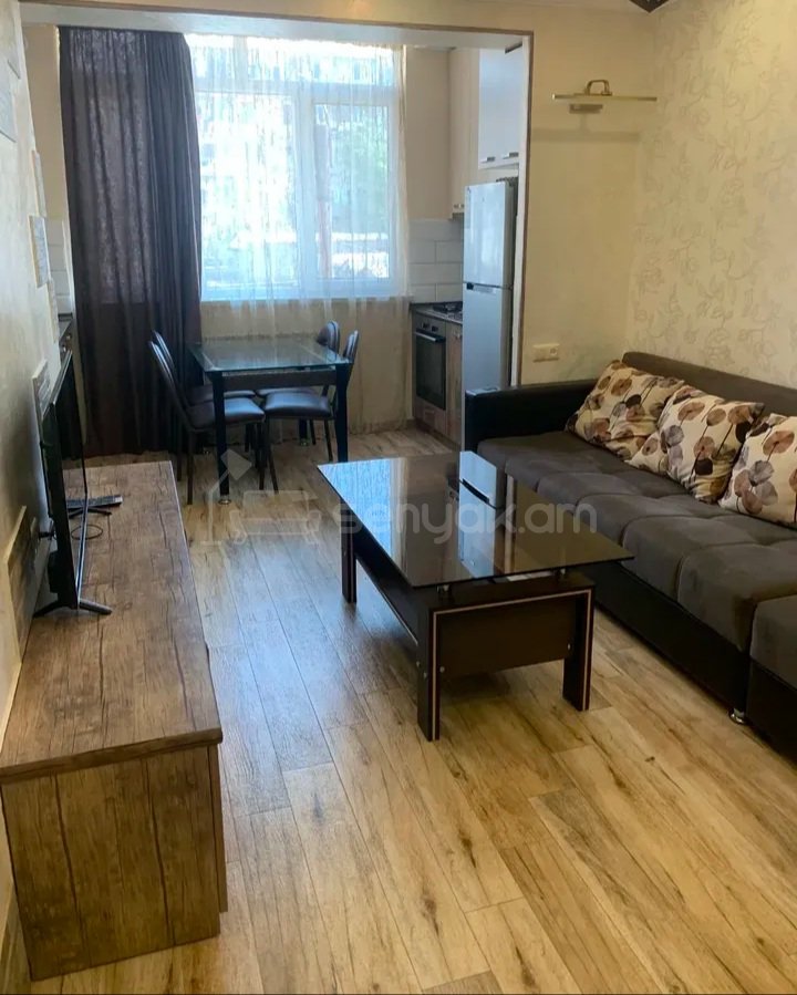 3 Սենյականոց Բնակարան Քարե Շենքում, 52քմ, 3/5 հարկ, Կապիտալ Վերանորոգված, Կահավորված