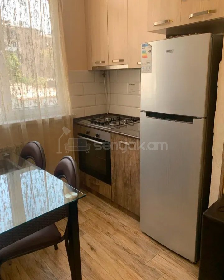 3 Սենյականոց Բնակարան Քարե Շենքում, 52քմ, 3/5 հարկ, Կապիտալ Վերանորոգված, Կահավորված