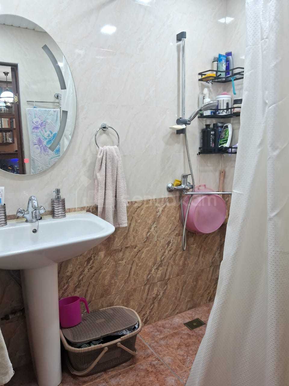 4 Սենյականոց Բնակարան Քարե Շենքում, 99քմ, 1/5 հարկ, Նորմալ Վիճակում