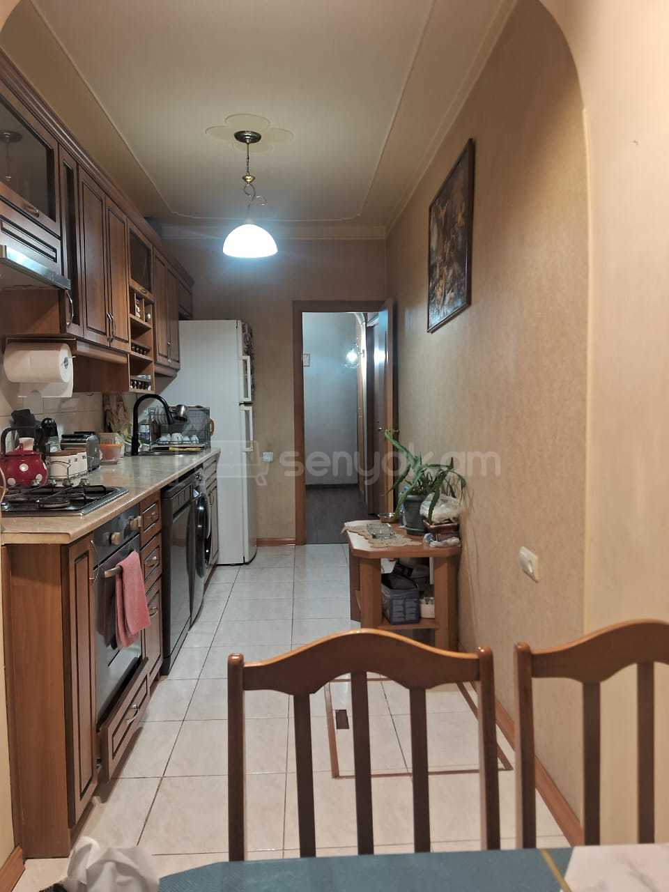 4 Սենյականոց Բնակարան Քարե Շենքում, 99քմ, 1/5 հարկ, Նորմալ Վիճակում