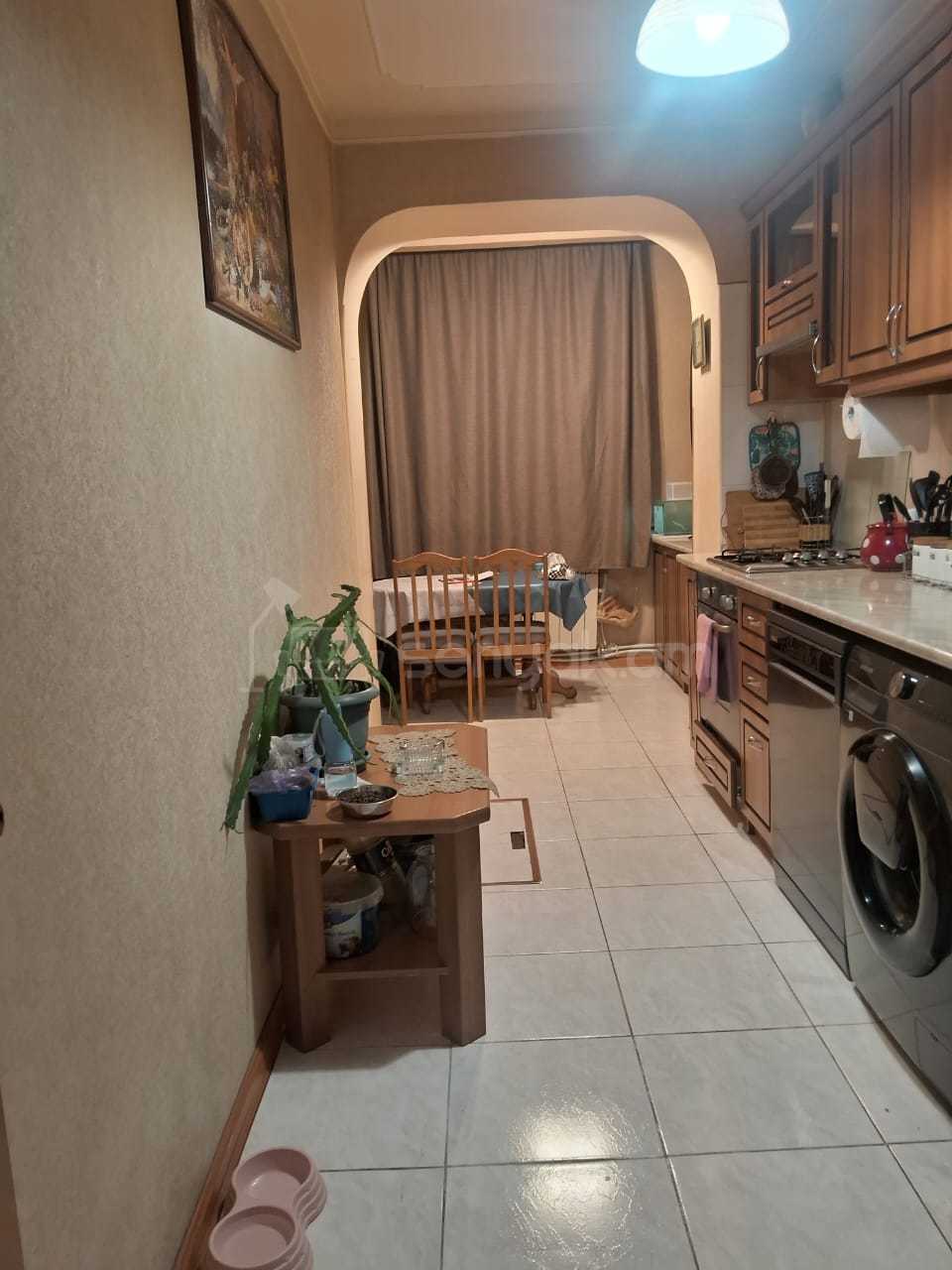4 Սենյականոց Բնակարան Քարե Շենքում, 99քմ, 1/5 հարկ, Նորմալ Վիճակում